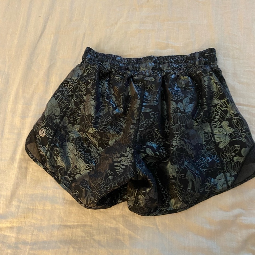 Lululemon Hotty Hot Low-Rise Lined Short 4"
Flourish Black Iridescent - Picture 6 of 8